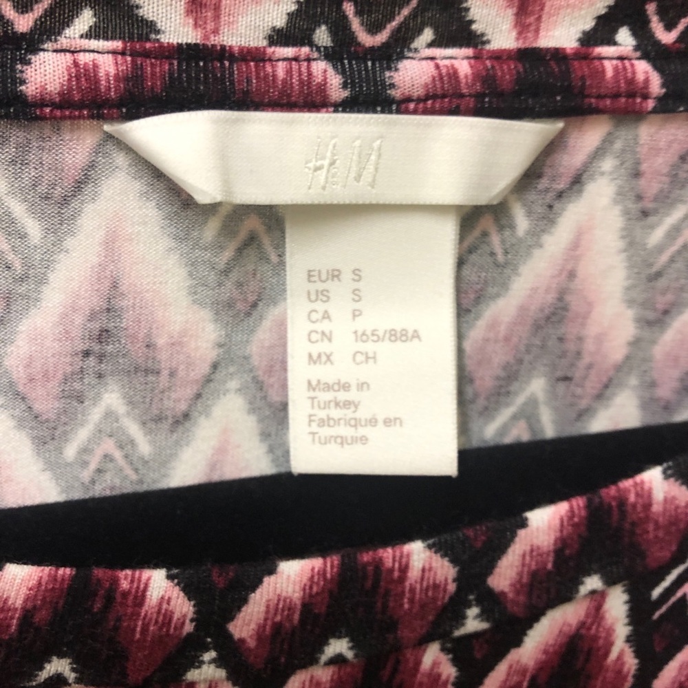 H&M pattern t-shirt! - Picture 3 of 4